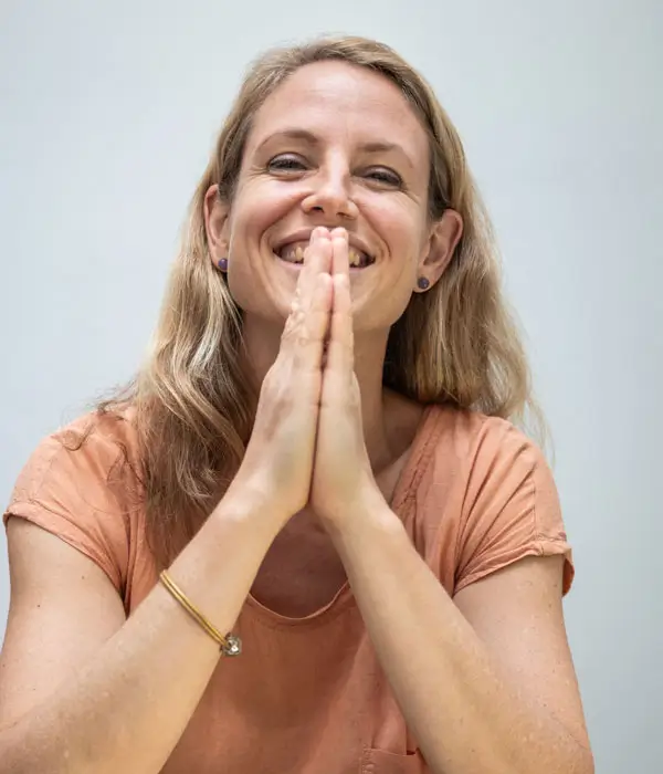 Julia Wehmeyer, selbstständige Brand Designerin, ist entspannt und kreativ mit Notizbuch – Corporate-Design-Expertin für Konsumgüter, Finanz- und Mobilitätsbranche