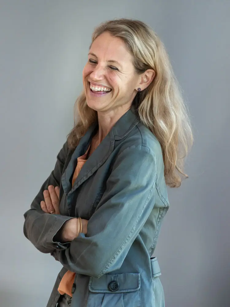 Julia Wehmeyer, selbstständige Brand Designerin, lacht herzlich – kreative Expertin für Brand- und Corporate Design